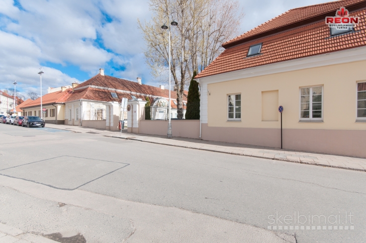 TILTO GATVĖJE, PRESTIŽINĖJE VILNIAUS VIETOJE, VISAI ŠALIA KATEDROS, GRETA GE
