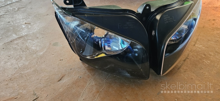 Parduodamas Yamaha FZ1 priekinis žibintas.