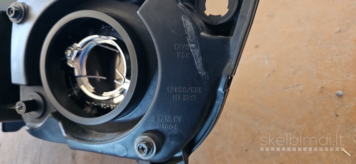 Parduodamas Yamaha FZ1 priekinis žibintas.