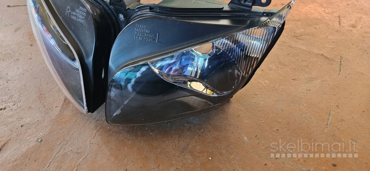 Parduodamas Yamaha FZ1 priekinis žibintas.