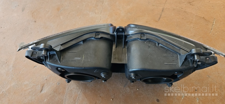 Parduodamas Yamaha FZ1 priekinis žibintas.