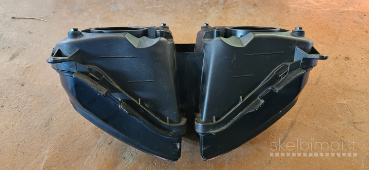 Parduodamas Yamaha FZ1 priekinis žibintas.