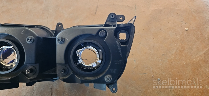 Parduodamas Yamaha FZ1 priekinis žibintas.